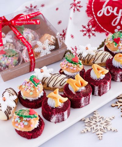 <strong style="color:#cc0000;">Festive Petite Trio</strong>