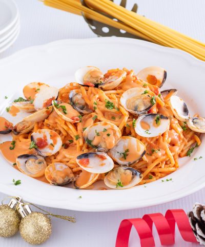 <strong style="color:#cc0000;">Spaghetti with Clams in Creamy Tomato Sauce</strong>